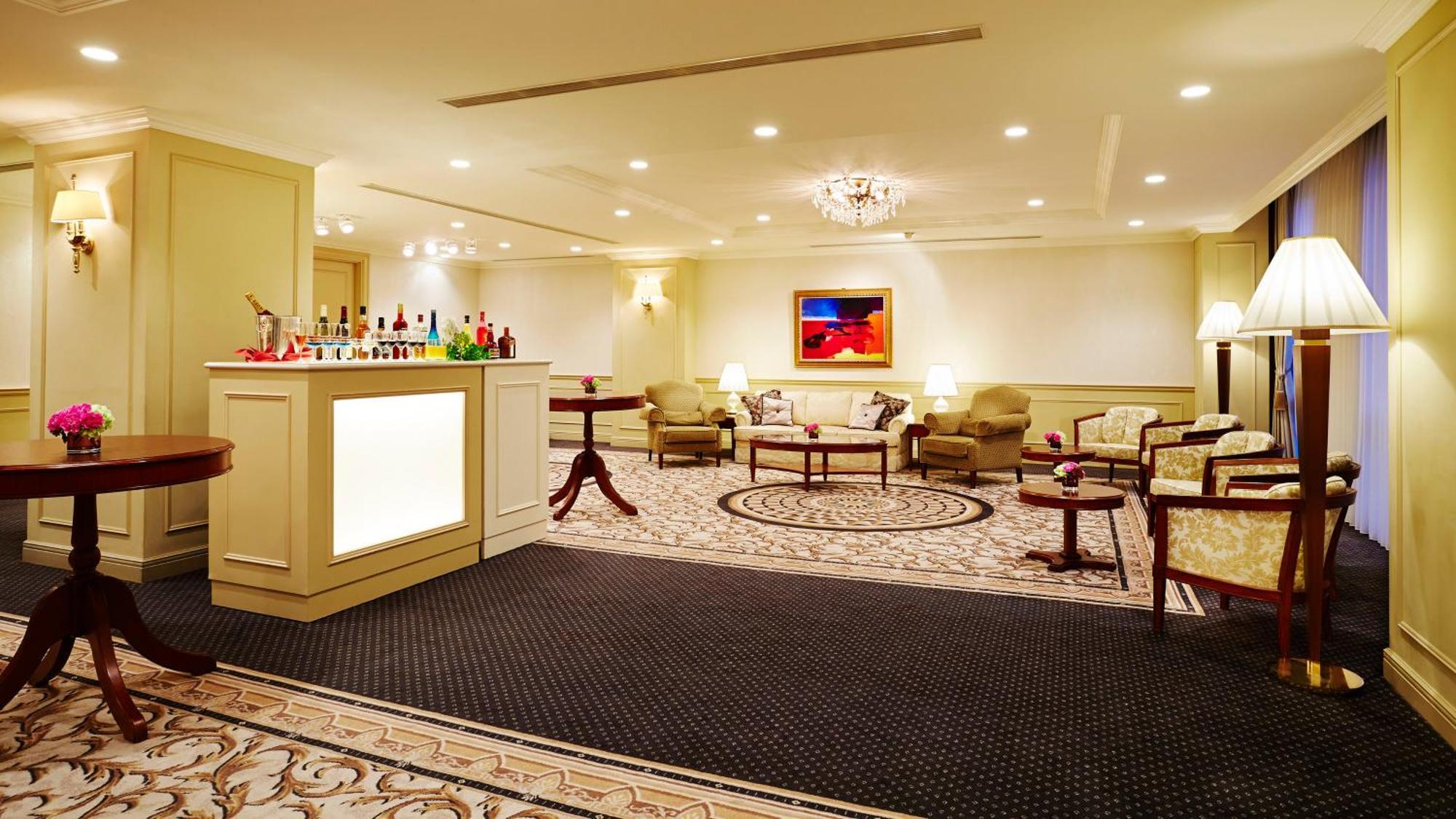 Rihga Royal Hotel Osaka, Vignette Collection By Ihg Exterior foto The Club Lounge at the Hong Kong InterContinental
