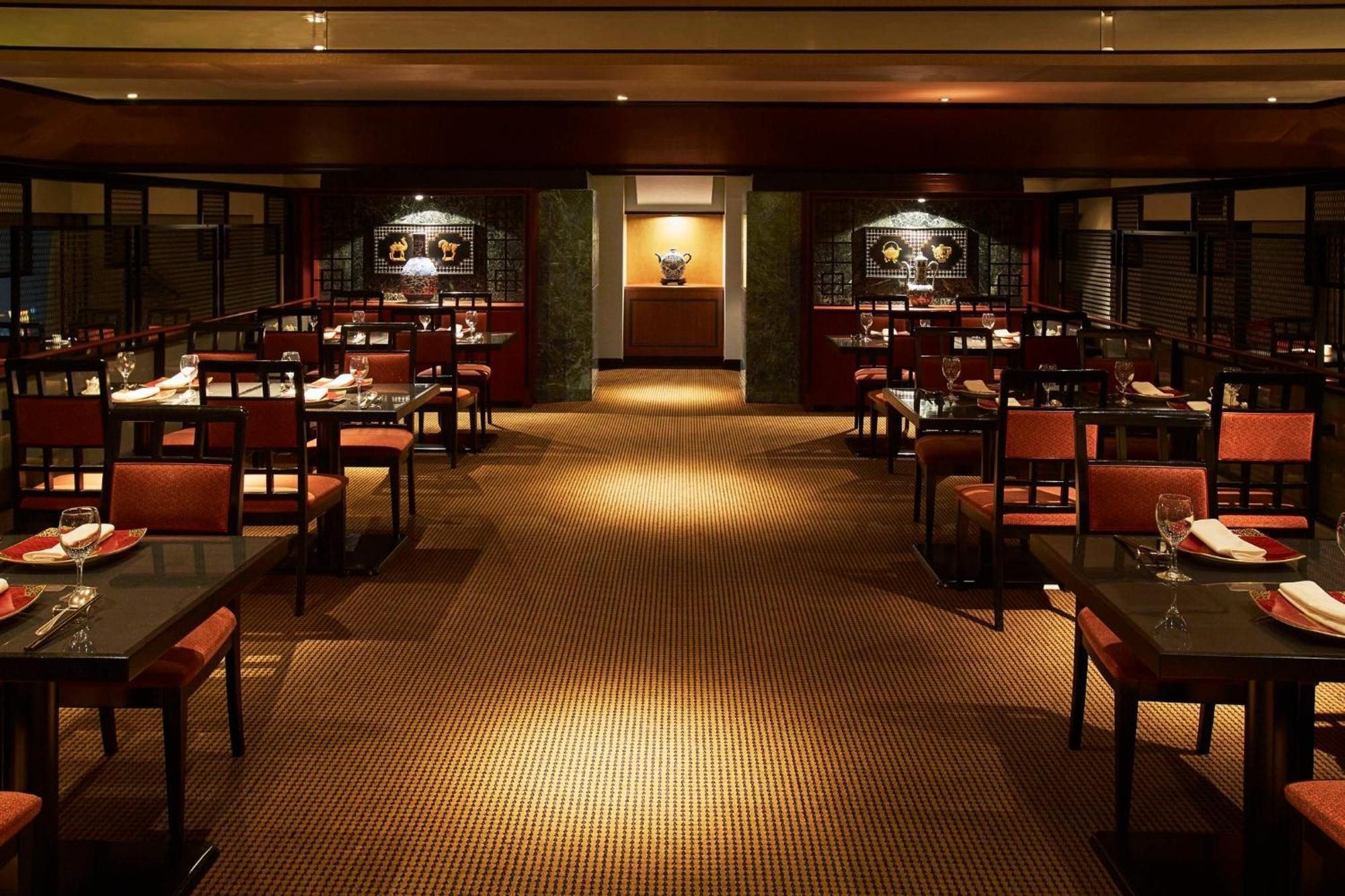 Rihga Royal Hotel Osaka, Vignette Collection By Ihg Exterior foto Interior of the restaurant