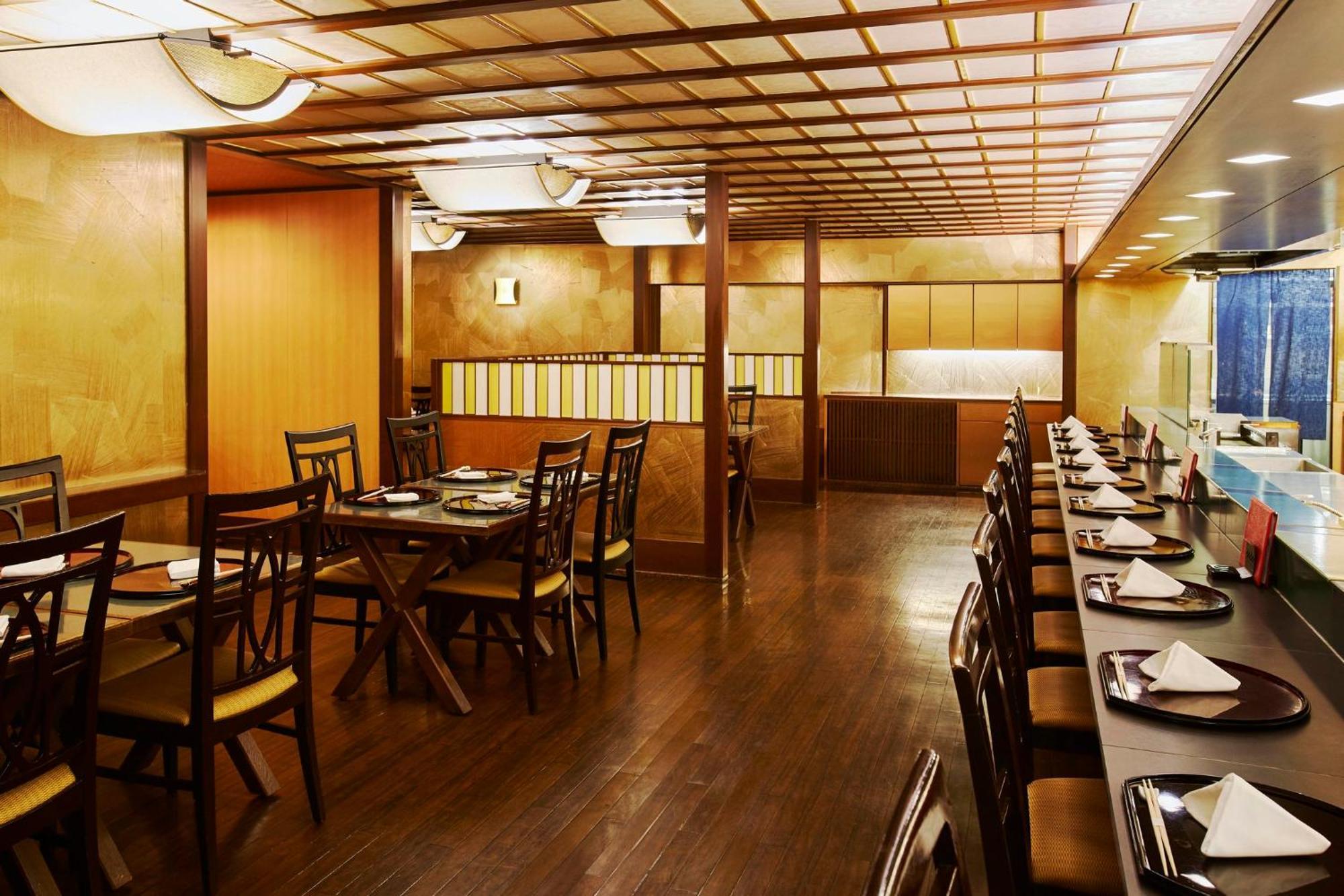 Rihga Royal Hotel Osaka, Vignette Collection By Ihg Exterior foto Interior of a sushi restaurant
