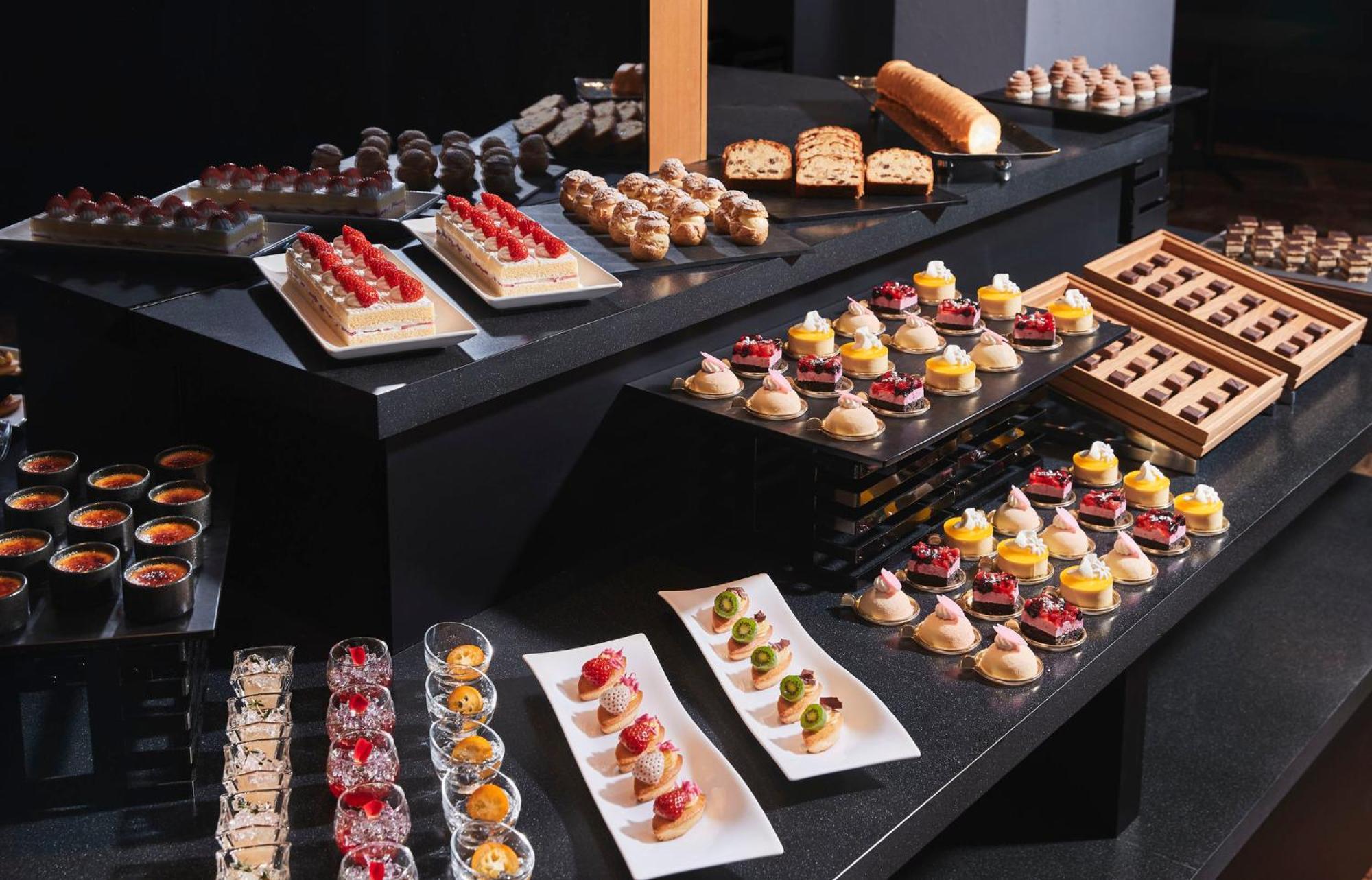 Rihga Royal Hotel Osaka, Vignette Collection By Ihg Exterior foto A dessert buffet
