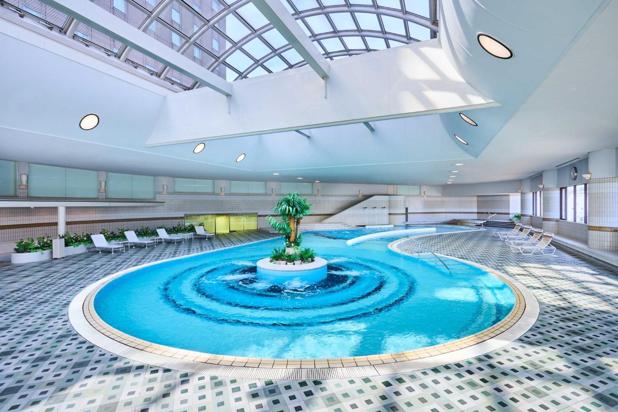 Rihga Royal Hotel Osaka, Vignette Collection By Ihg Exterior foto The swimming pool